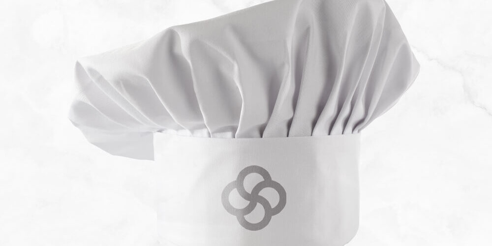 Salată caldă de cartofi cu cârnăciori afumați, ceapă caramelizată și brânză de capră