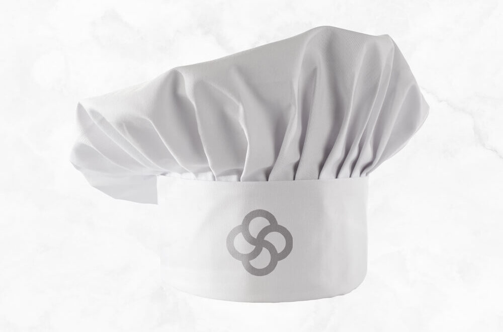 Platou de mezeluri montane cu pâine rustică și murături de casă