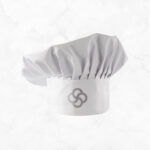 Salată caldă de cartofi cu cârnăciori afumați, ceapă caramelizată și brânză de capră