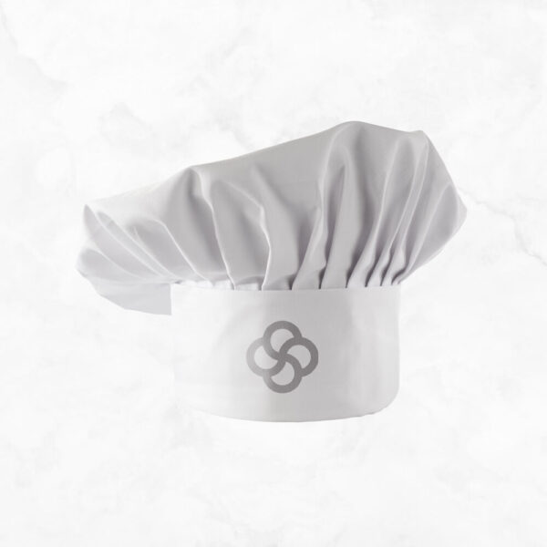 Salată caldă de cartofi cu cârnăciori afumați, ceapă caramelizată și brânză de capră