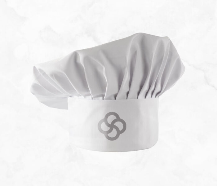 Salată caldă de cartofi cu cârnăciori afumați, ceapă caramelizată și brânză de capră