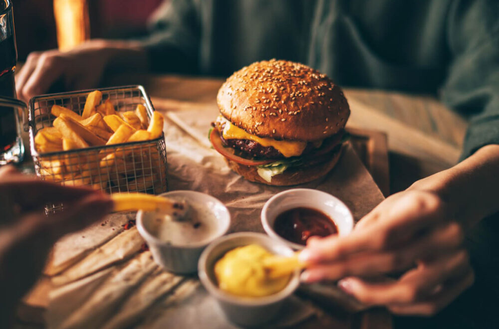 Burger gourmet de pastramă montană cu pâine de secară și brânză maturată