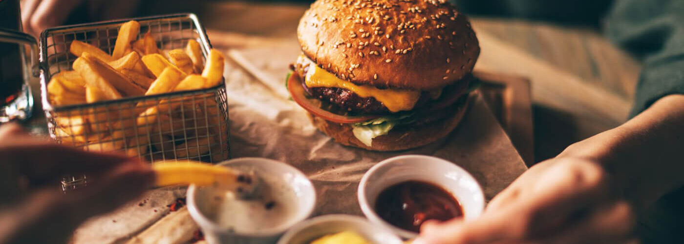 Burger gourmet de pastramă montană cu pâine de secară și brânză maturată