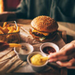 Burger gourmet de pastramă montană cu pâine de secară și brânză maturată