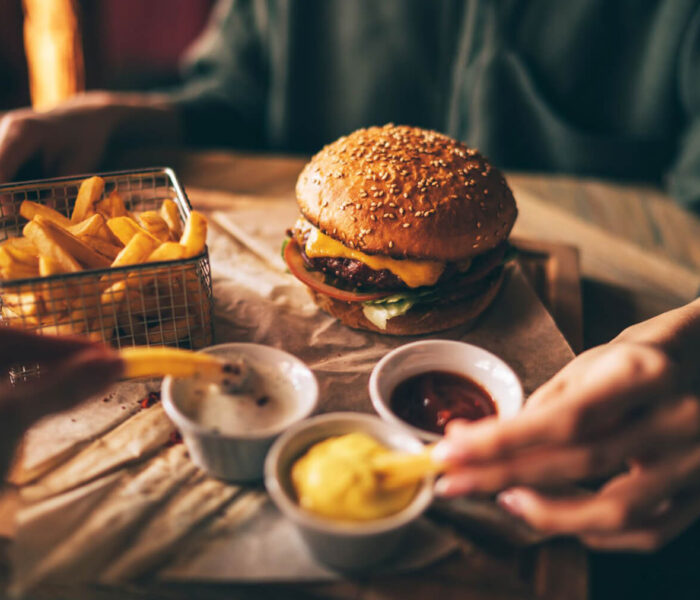 Burger gourmet de pastramă montană cu pâine de secară și brânză maturată